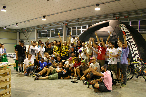 La foto di gruppo del torneo di bike polo Asso di Mazze a Padova