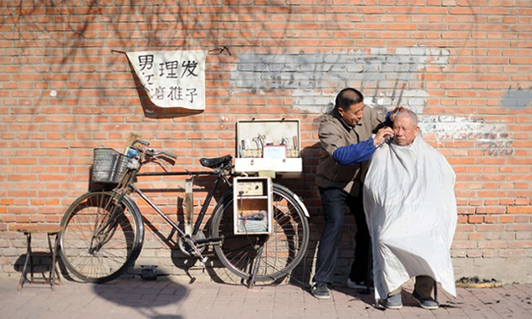 Il barbiere ciclista in Cina