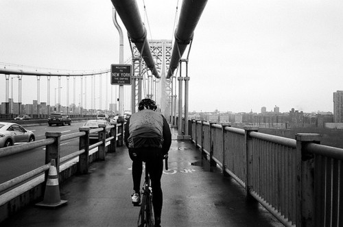 Un ciclista entra a New York