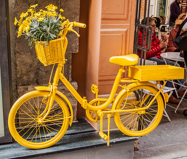 Bicicletta dipinta di giallo