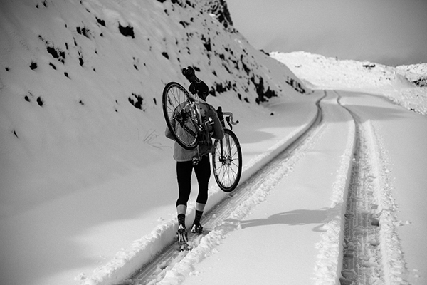 Bici in spalla con fondo nevoso