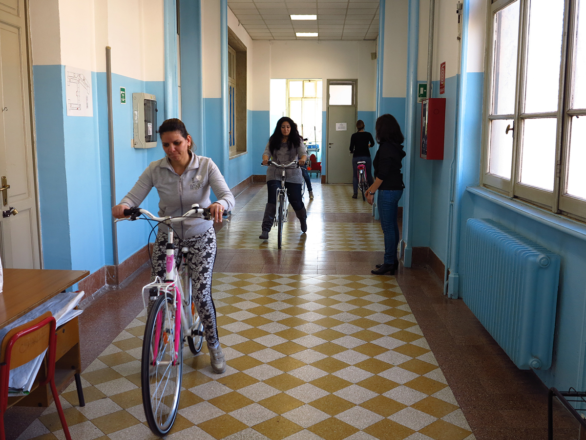 Il corso per imparare ad andare in bicicletta pensato per emancipare le donne