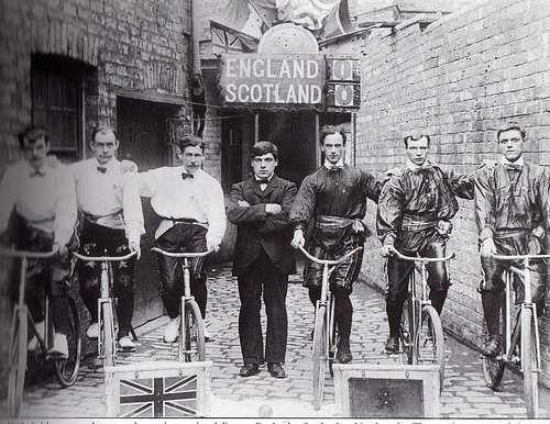 Gara di bike polo ra Inghilterra e Scozia nel 1910