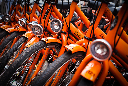 Le biciclette arancioni del bike sharing di Amsterdam