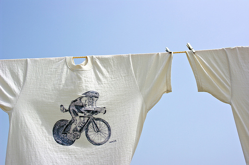T-shirt stesa con ciclista