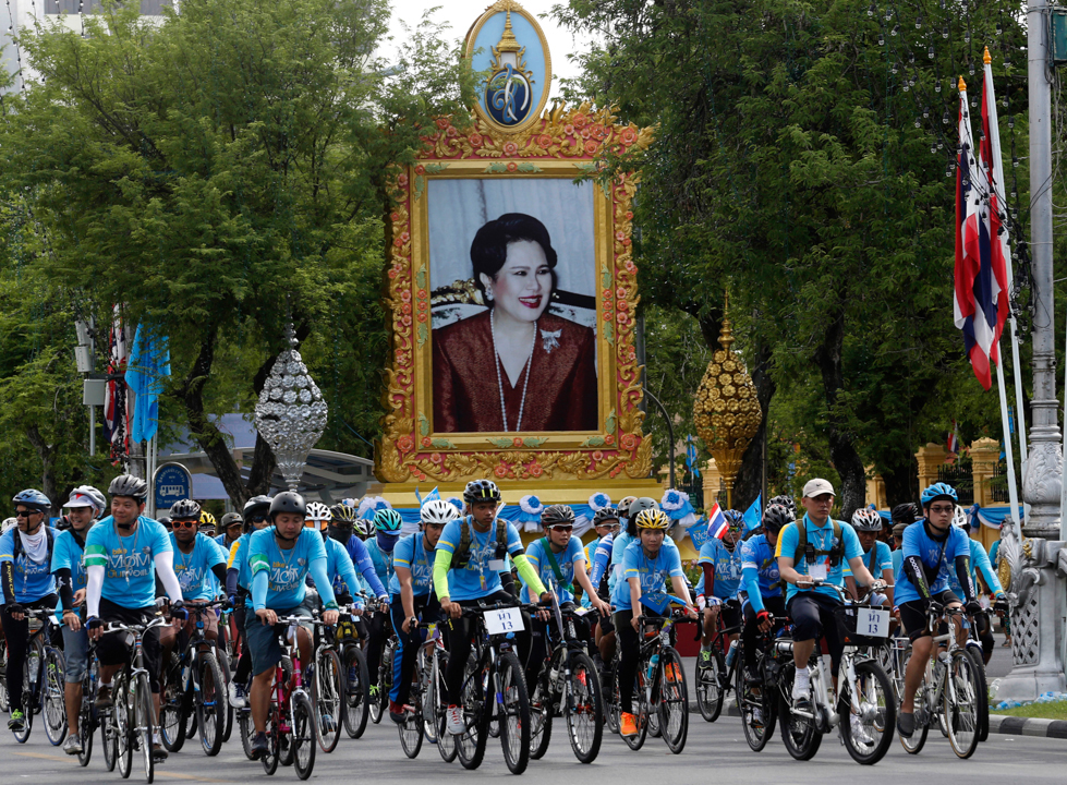 Il tributo dei ciclisti alla regina Sirikit