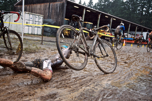 Caduta nel fango di un corridore in una gara di ciclocross
