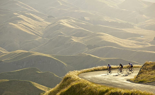 Ciclisti scalano colline