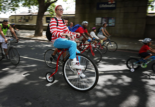 Ciclista alla Ride London vestito da Wally/Waldo