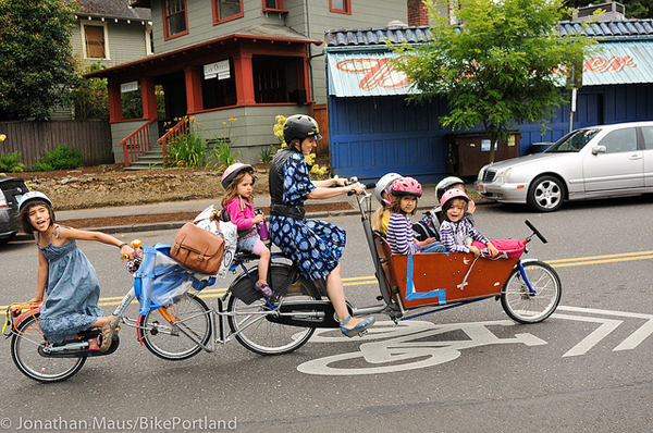 Emily Finch in bici con i sei figli