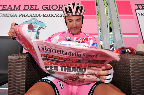 Rodriguez legge La Gazzetta dello Sport
