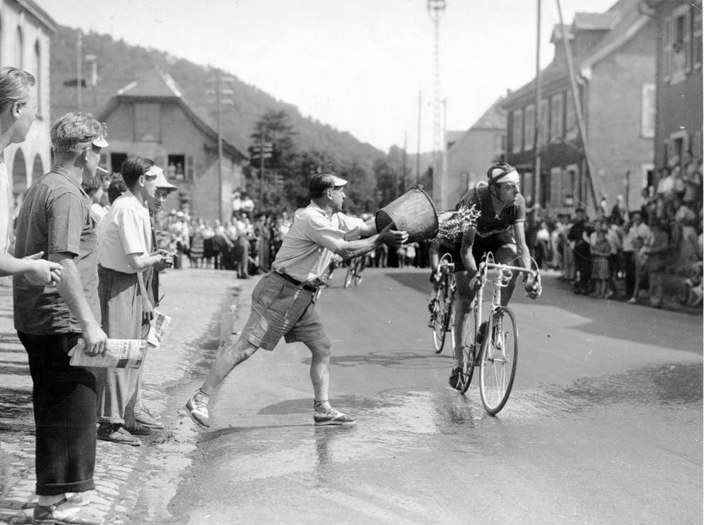 Secchiata d'acqua a Fausto Coppi al Giro d'Italia