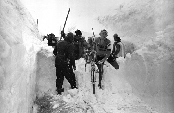 Con la neve alle ginocchia sullo Stelvio al Giro 1965
