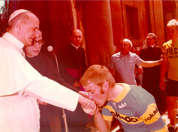 Simone Fraccaro e Hennie Kuiper con papa Paolo VI al Giro 1974