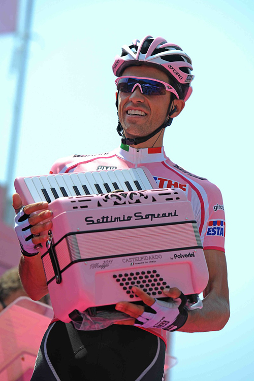Contador in rosa con una fisarmonica