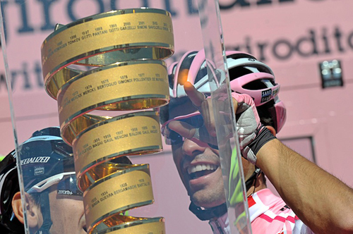Contador e la coppa del Giro d'Italia