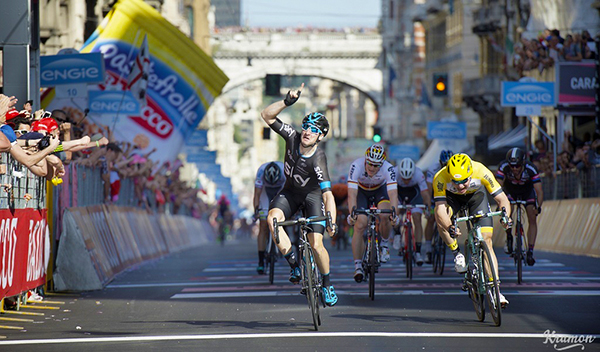 Elia Viviani sul traguardo di Genova al Giro 2015