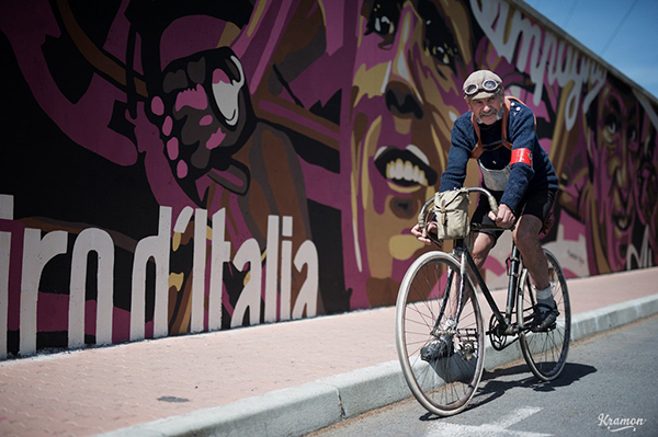 Il murale per il Giro d'Italia ad Albenga