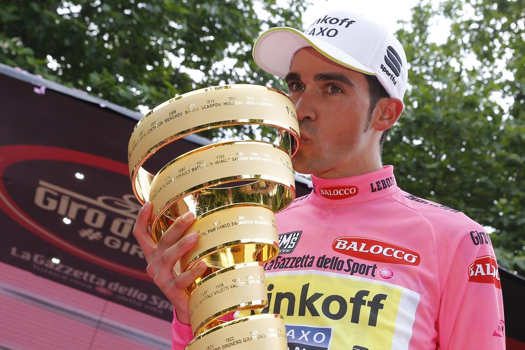 Contador bacia il Trofeo senza Fine al Giro d'Italia 2015