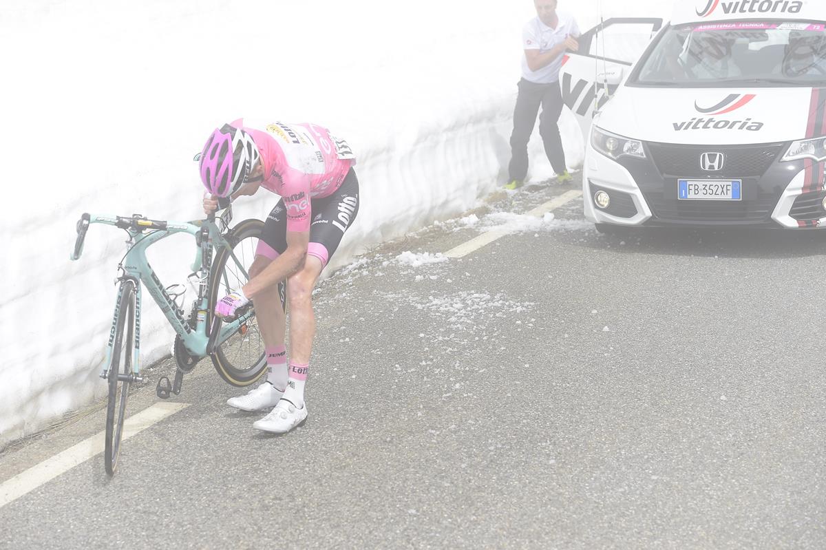 Steven Kruijswijk dopo una caduta al Giro 2016