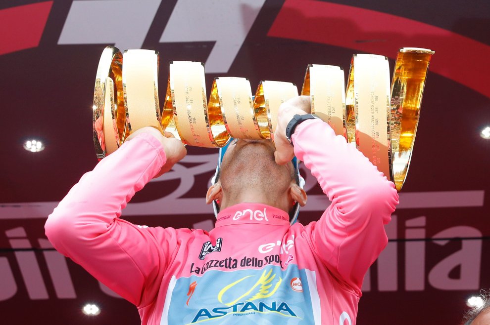 Nibali con il Trofeo Senza Fine al Giro 2016
