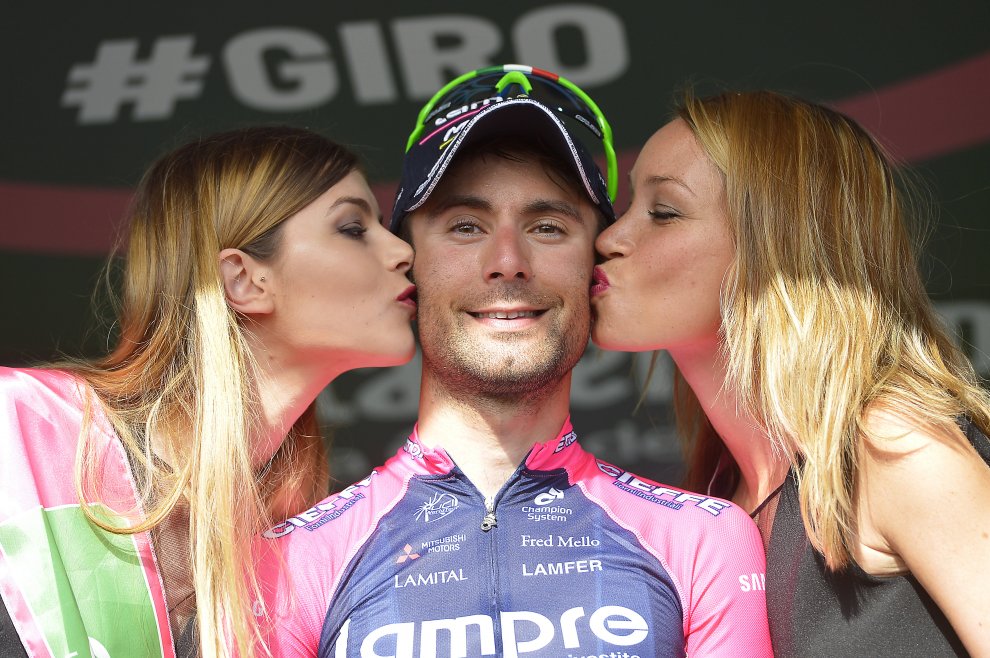 Diego Ulissi sul podio del Giro 2016 baciato da due miss