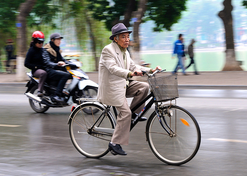 Anziano in bici a Hanoi