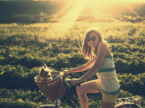 ragazza in bici con cane