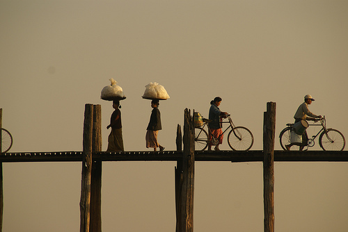 Bici attraversano un ponte nel Myanmar