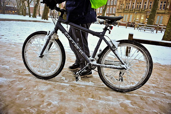 Una mountain bike sotto la neve a Bristol