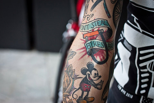 Il braccio tatuato di un ciclista