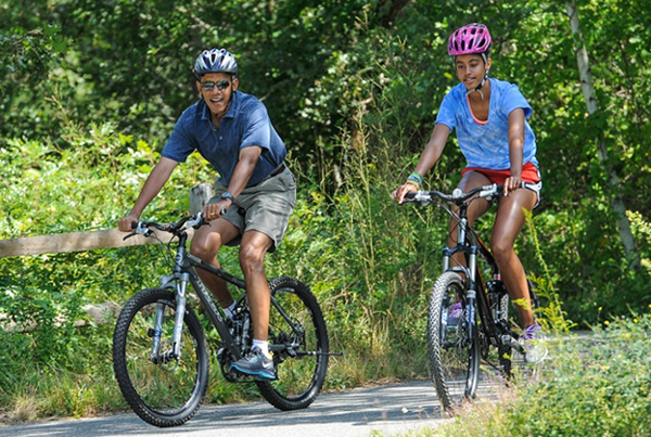 Barack Obama e la figlia Malia in mountain bike