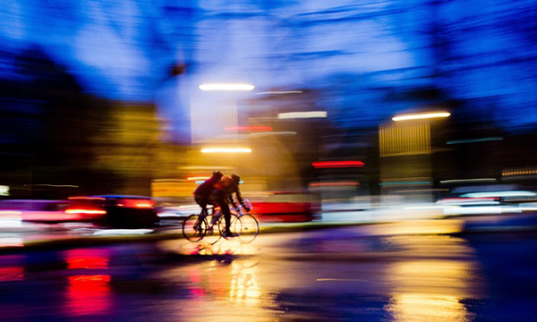Ciclisti sotto la pioggia ad Hannover