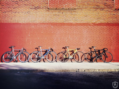 Quattro bici a scatto fisso davanti a un muro