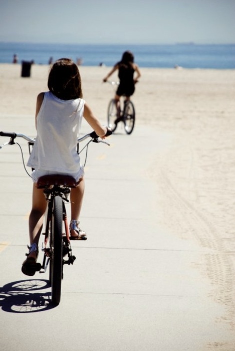 Ragazze in bici in spiaggia