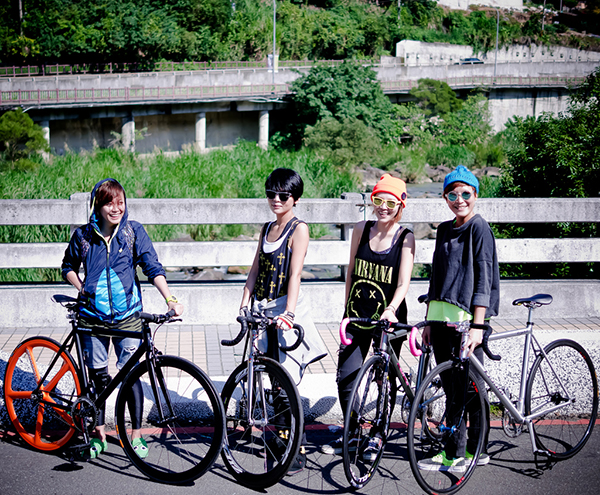 Ragazze su bici fixed a Taiwan