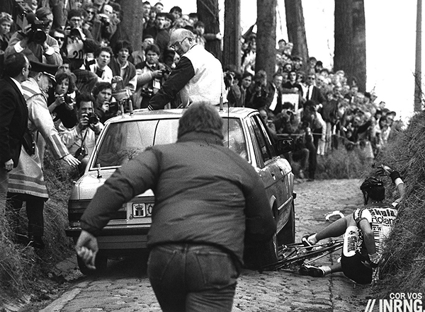 La macchina giuria passa sopra la bici di Jesper Kibby alla Ronde van Vlaanderen 1987