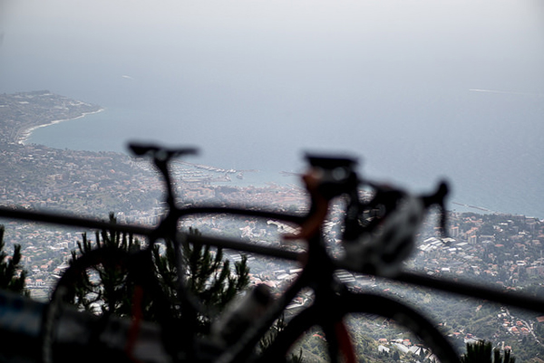 Vista di Sanremo dalle alture con una bici