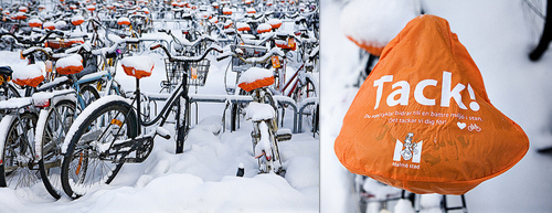 Coprisella arancione su bici coperte di neve