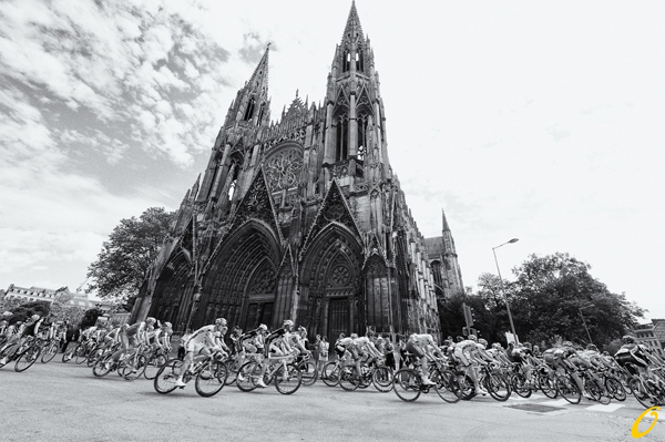 Il Tour 2012 sotto la cattedrale di Rouen