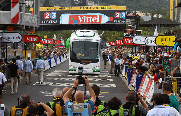 Il bus Orica incastrato nel traguardo del Tour de France