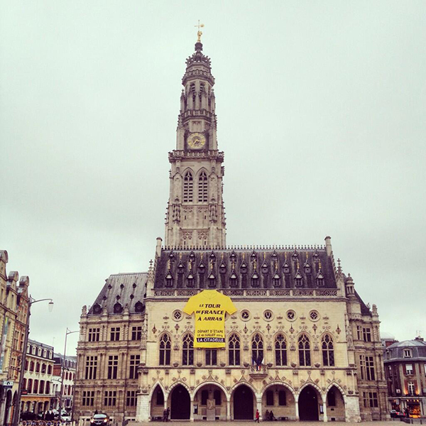 Arras saluta il Tour 2014 con una gigantesca maglia gialla