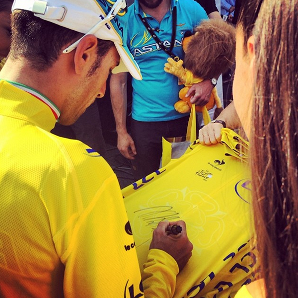 Nibali firma maglie gialle al Tour de France