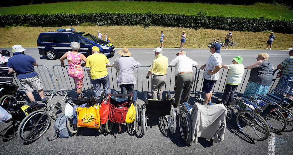 Anziani e sedie a rotelle al Tour 2015