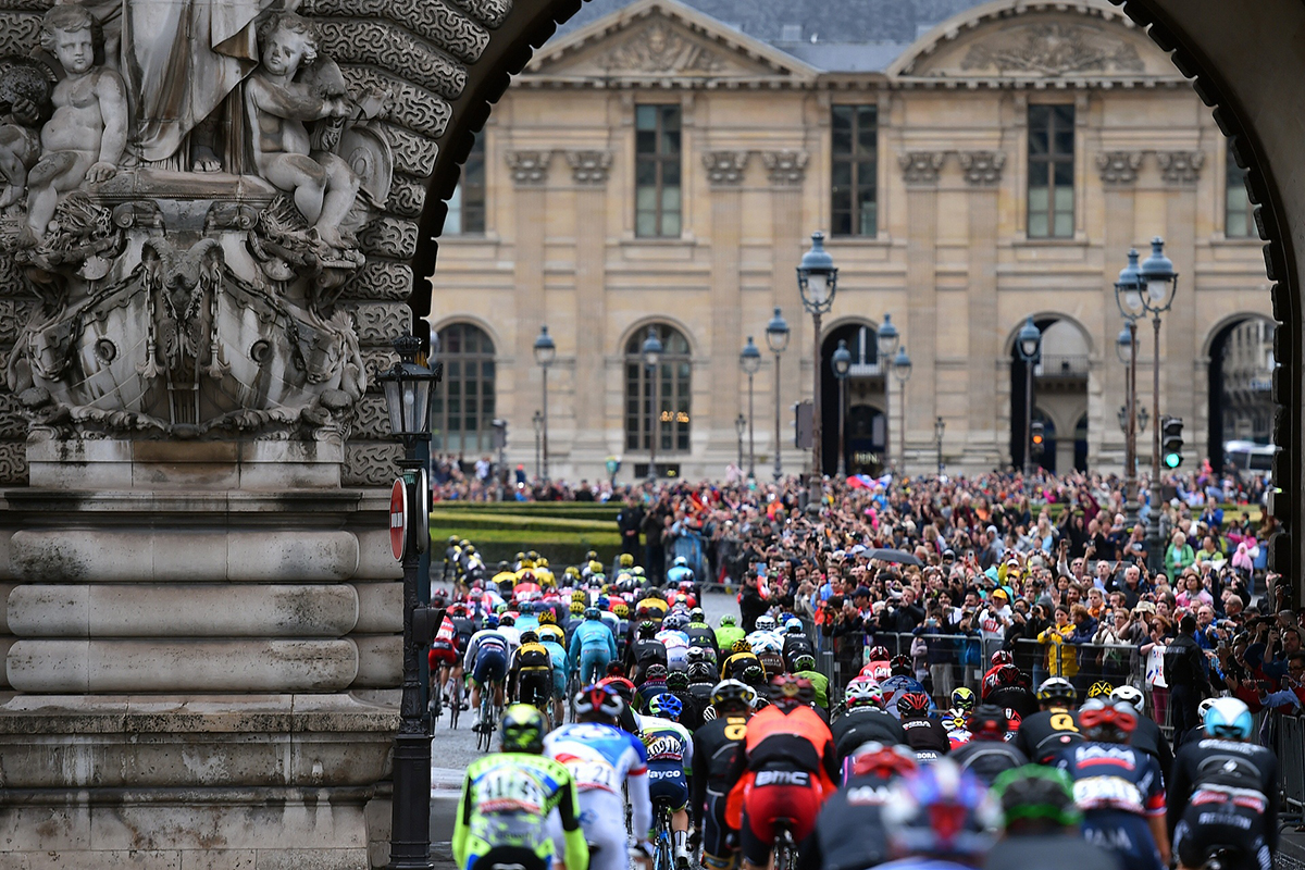 La carovana del Tour 2015 entra a Parigi