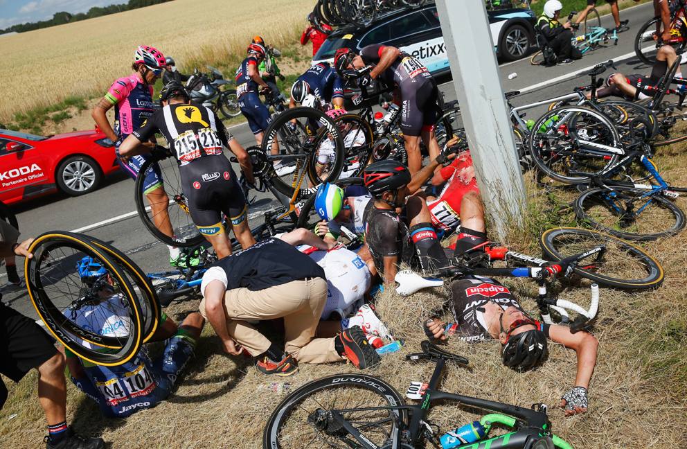 Maxi caduta al Tour de France 2015