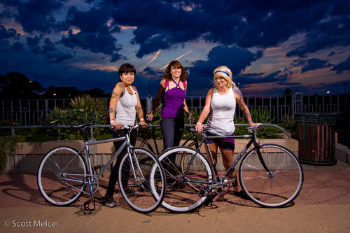Tre ragazze in bici