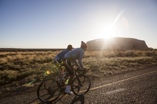 Due ciclisti pedalano nei pressi di Uluru