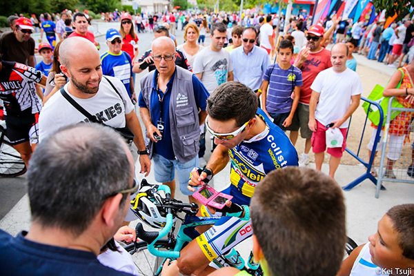 Antonio Flecha autografa un Nintendo DS alla Vuelta 2013