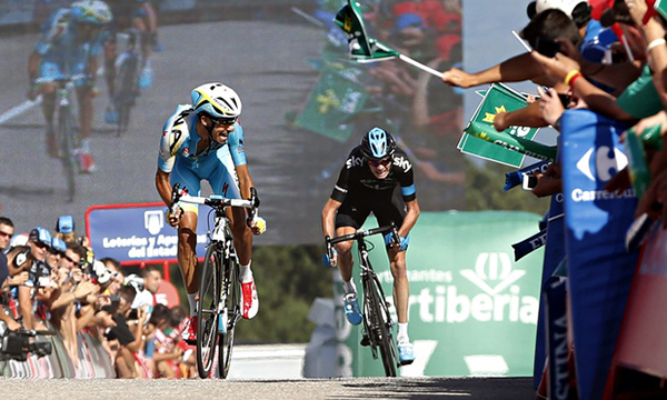 Fabio Aru stacca Froome sul traguardo della Vuelta 2014